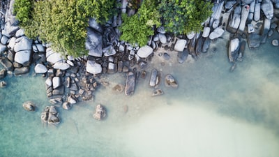 白天岩石海岸的俯视图